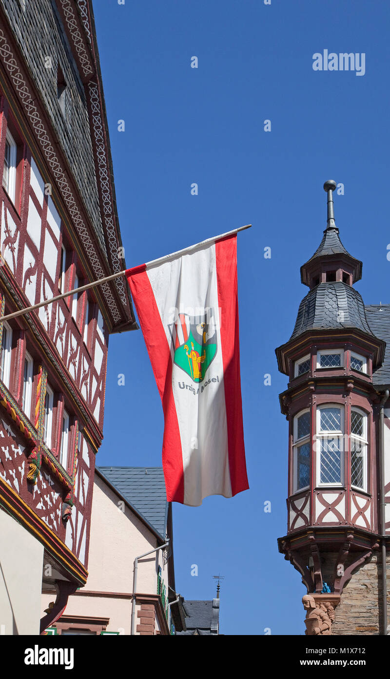 Maisons à colombages avec hors village suspendu drapeau, Uerzig, Moselle, Rhénanie-Palatinat, Allemagne, Europe Banque D'Images