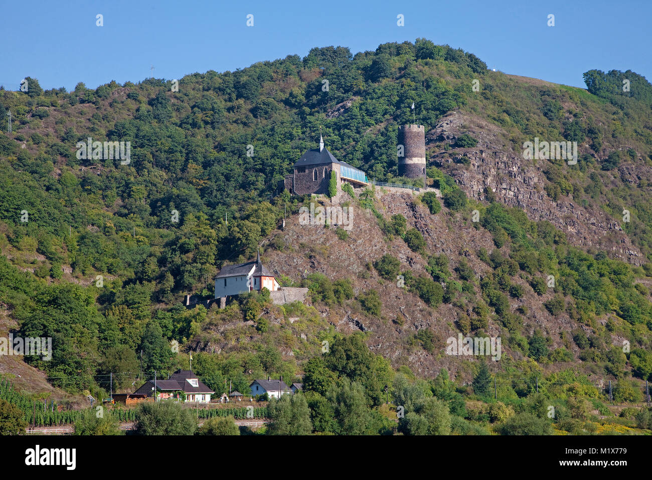 Spur château Bischofstein et chapelle Saint Stefphan, Burgen, Moselle, Rhénanie-Palatinat, Allemagne, Europe Banque D'Images