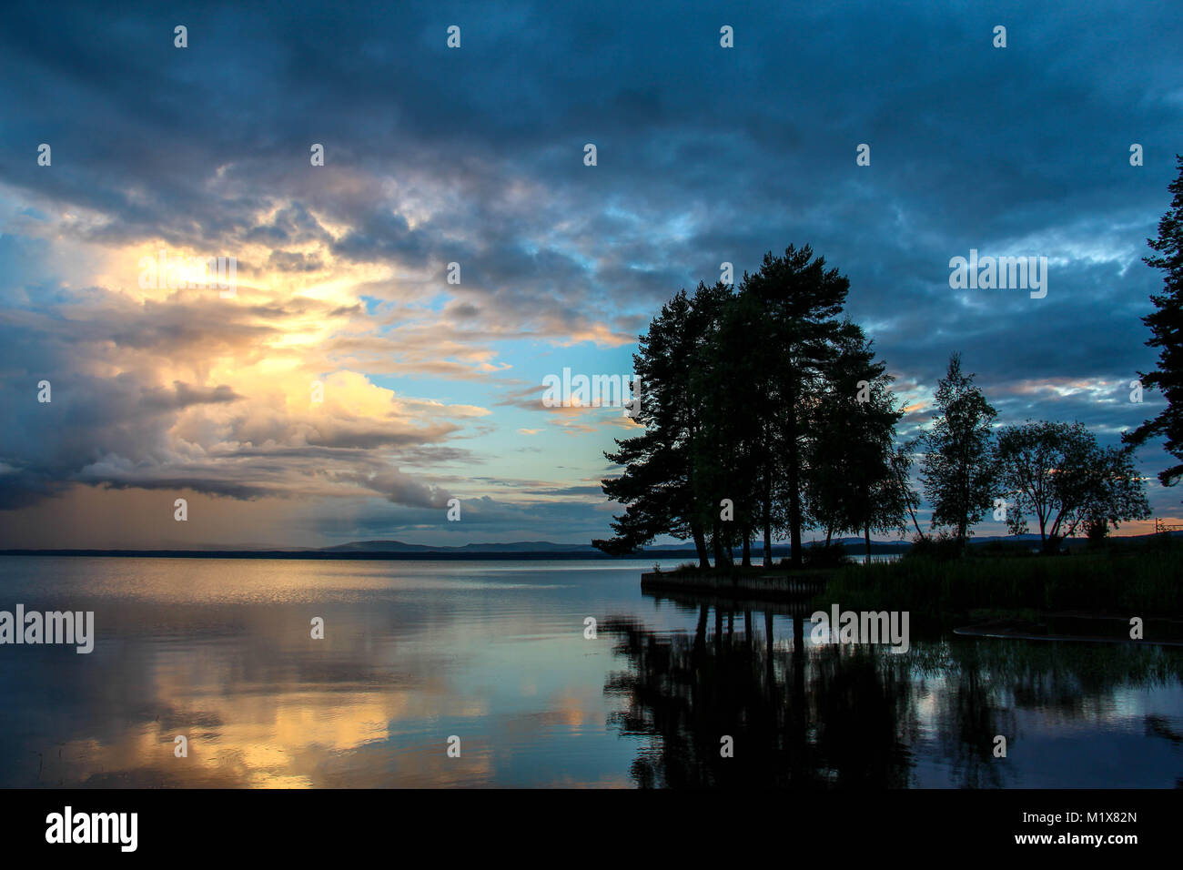 Coucher du soleil par l'ORSA Lake in Dalarna, Suède. Banque D'Images