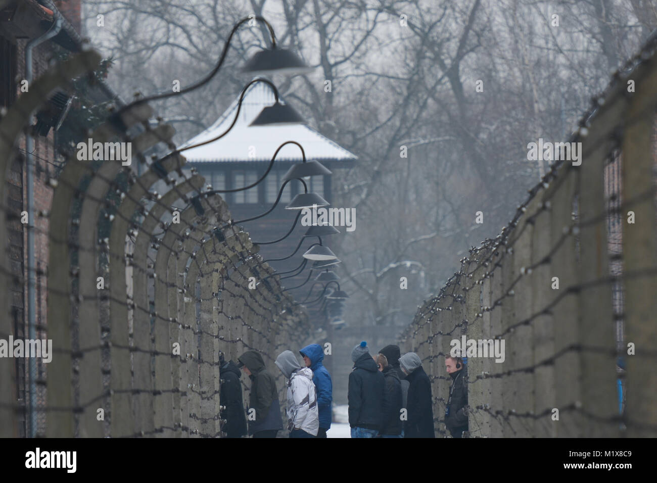 Des barbelés, tours et les obstacles à l'intérieur de Auschwitz I allemand nazi de concentration et d'extermination camp sur le 73e anniversaire de la libération par R Banque D'Images