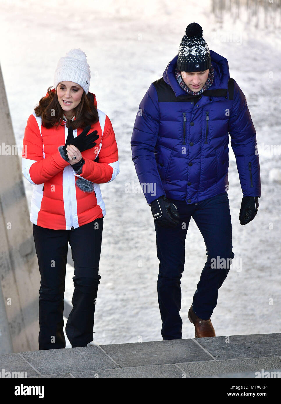 Le duc et la duchesse de Cambridge qui arrivent pour regarder les cavaliers de ski pour l'équipe nationale de Norvège de décoller de la piste de saut à ski Holmenkollen à Oslo, Norvège, le dernier jour de leur tour de Scandinavie. Banque D'Images