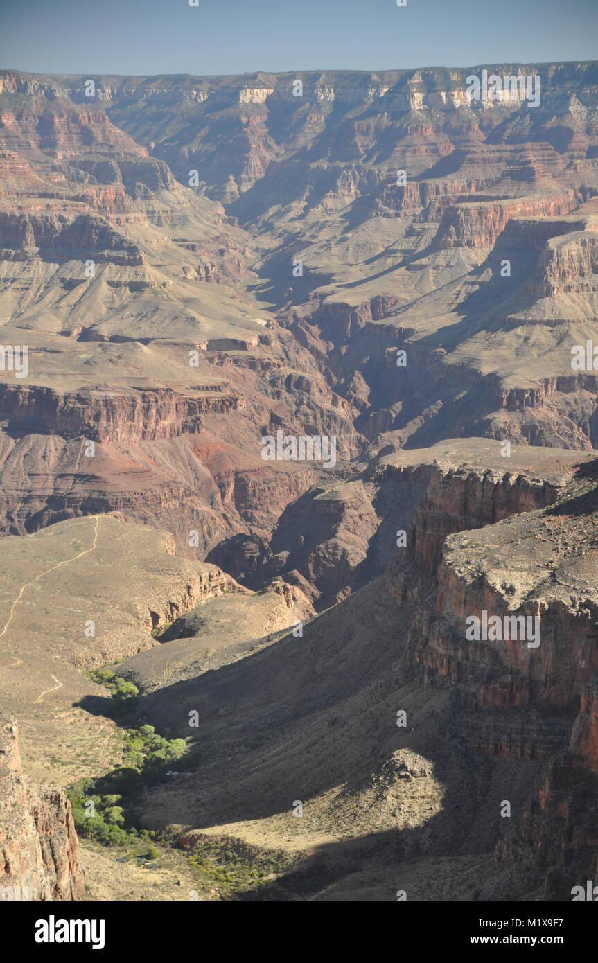 Vue sur le Grand Canyon où le Bright Angel Panne a admis pour l'érosion différentielle le long jardin et Bright Angel criques, Arizona, USA Banque D'Images