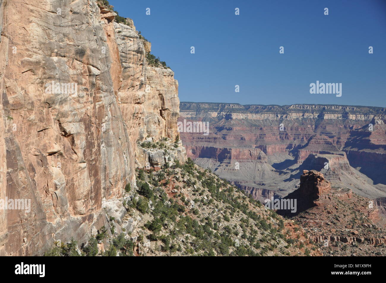 Falaise de grès Coconino frames le Grand Canyon vu de la Bright Angel Trail, le Parc National du Grand Canyon, Arizona, USA Banque D'Images