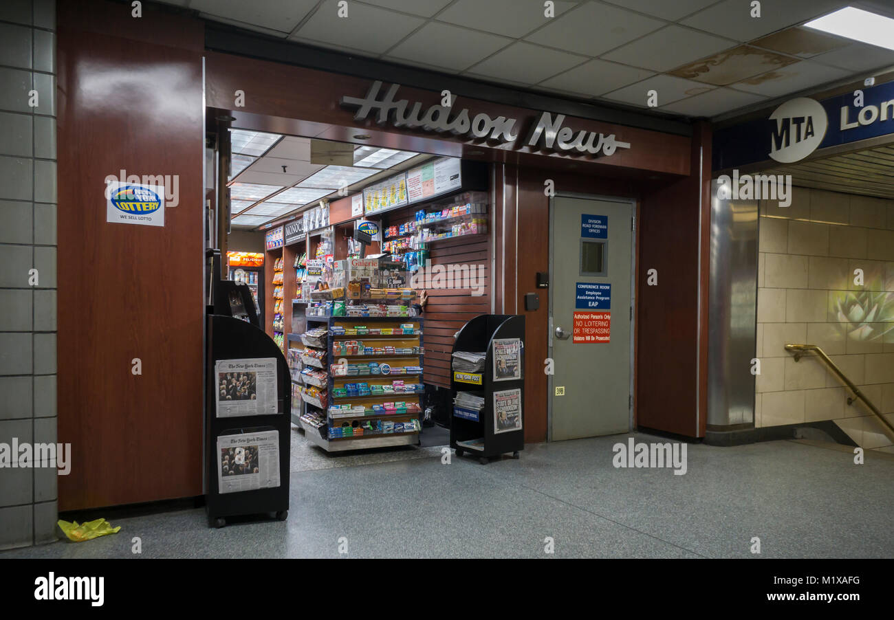 Un kiosque Hudson News dans la région de Pennsylvania Station à New York le mercredi 31 janvier 2018. Ltd. d'Hudson, l'exploitant d'un kiosque à journaux, les librairies et les magasins de proximité en transports publics aux États-Unis et au Canada est la planification d'une offre publique initiale. La société est actuellement la propriété de Dufry AG basée en Suisse.(Â© Richard B. Levine) Banque D'Images