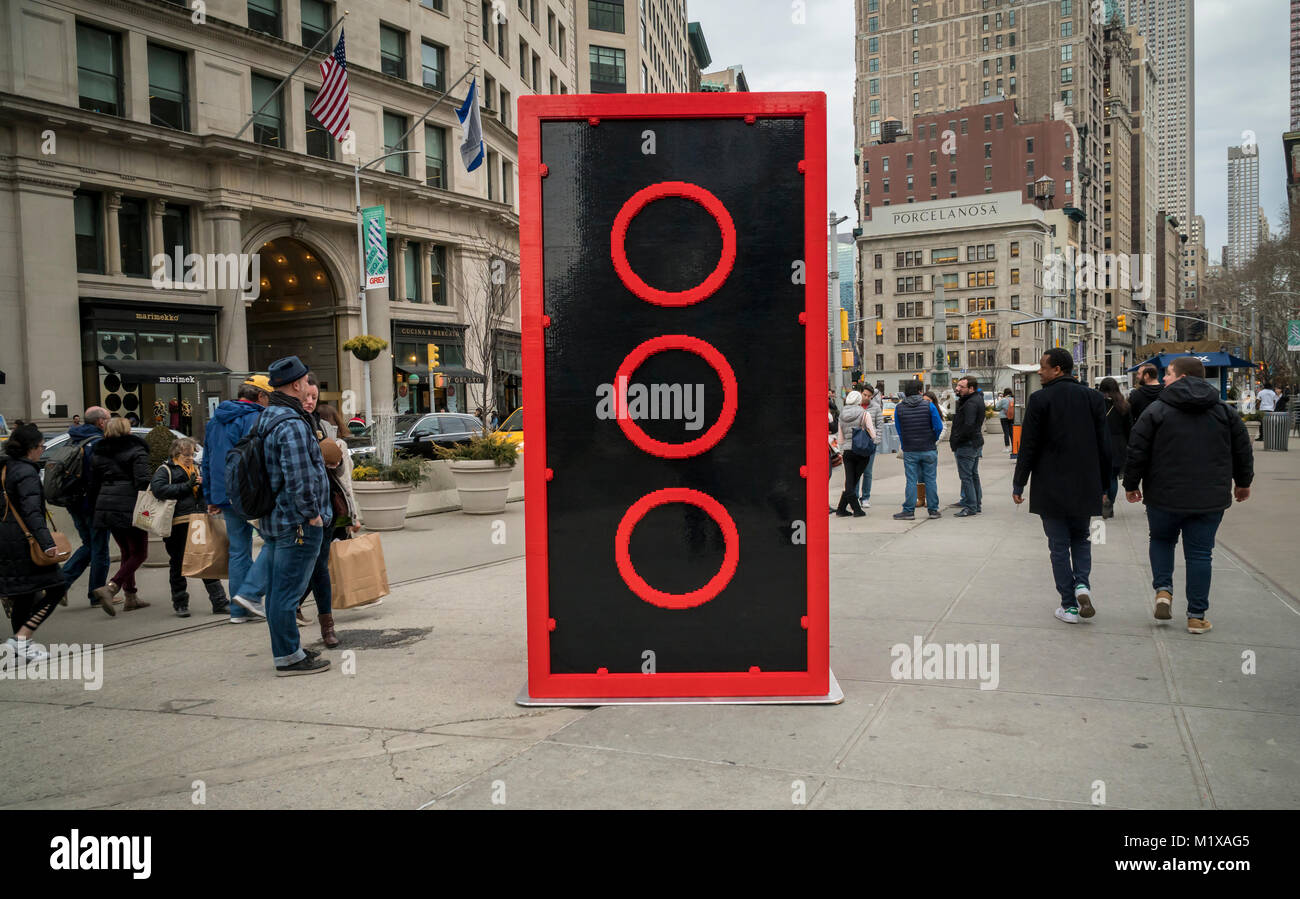 Qui rappelle le monolithe dans '2001 : A Space Odyssey', à dix pieds de hauteur est placé dans LEGO Flatiron Plaza à New York, vu le Samedi, Janvier 27, 2018. L'énorme brique célèbre le 60e anniversaire de Lego, idéalement situé juste en face de la boutique LEGO, et se compose de plus de 133 000 briques de Lego, d'un poids de plus de 1200 livres et 350 heures pour la construction. Le 60e anniversaire Lego-sets sont en vente maintenant. (© Richard B. Levine) Banque D'Images