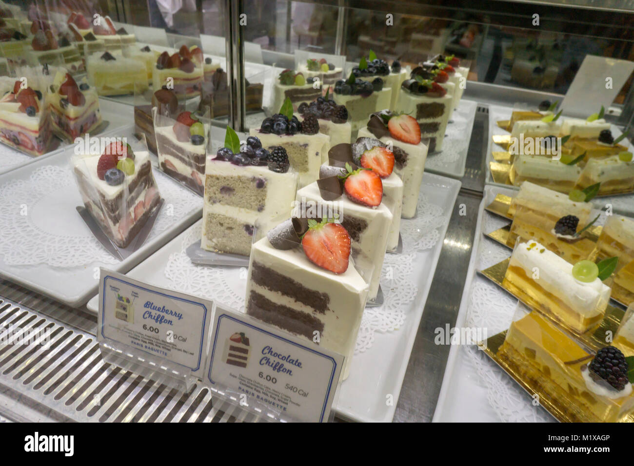 Un Ecran De Gateaux A Un Paris Baguette Restaurant Cafe Dans Le Centre De Manhattan A New York Le Dimanche Janvier 28 18 Le Sud Coreen De La Chaine Se Specialise Dans French Asian Fondee