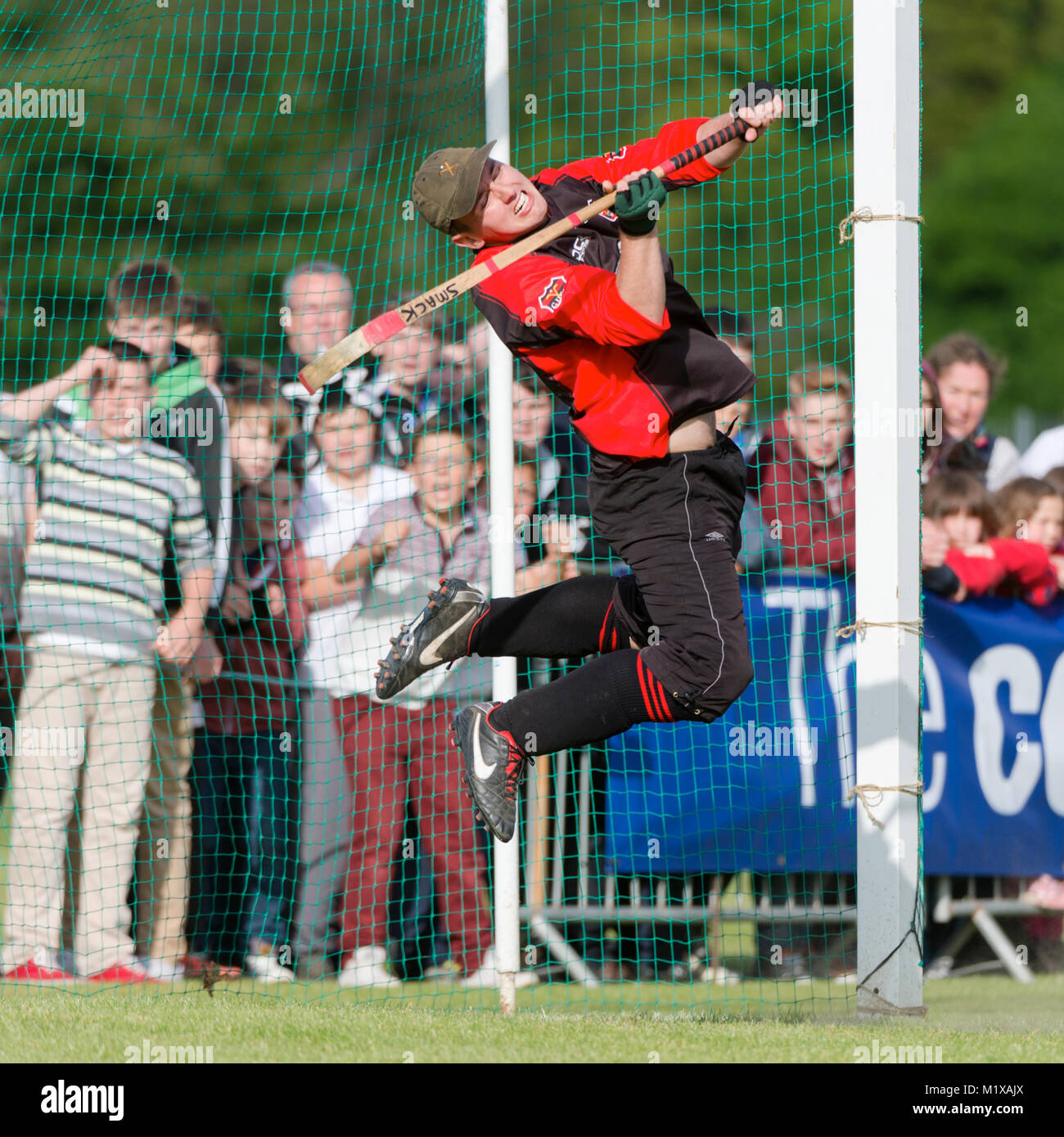 Glenurquhart keeper Stuart 'Smack' Mackintosh tente de sauver un mort au cours de la Co-operative MacTavish a joué la finale de la coupe à l'Bught, Inverness Banque D'Images