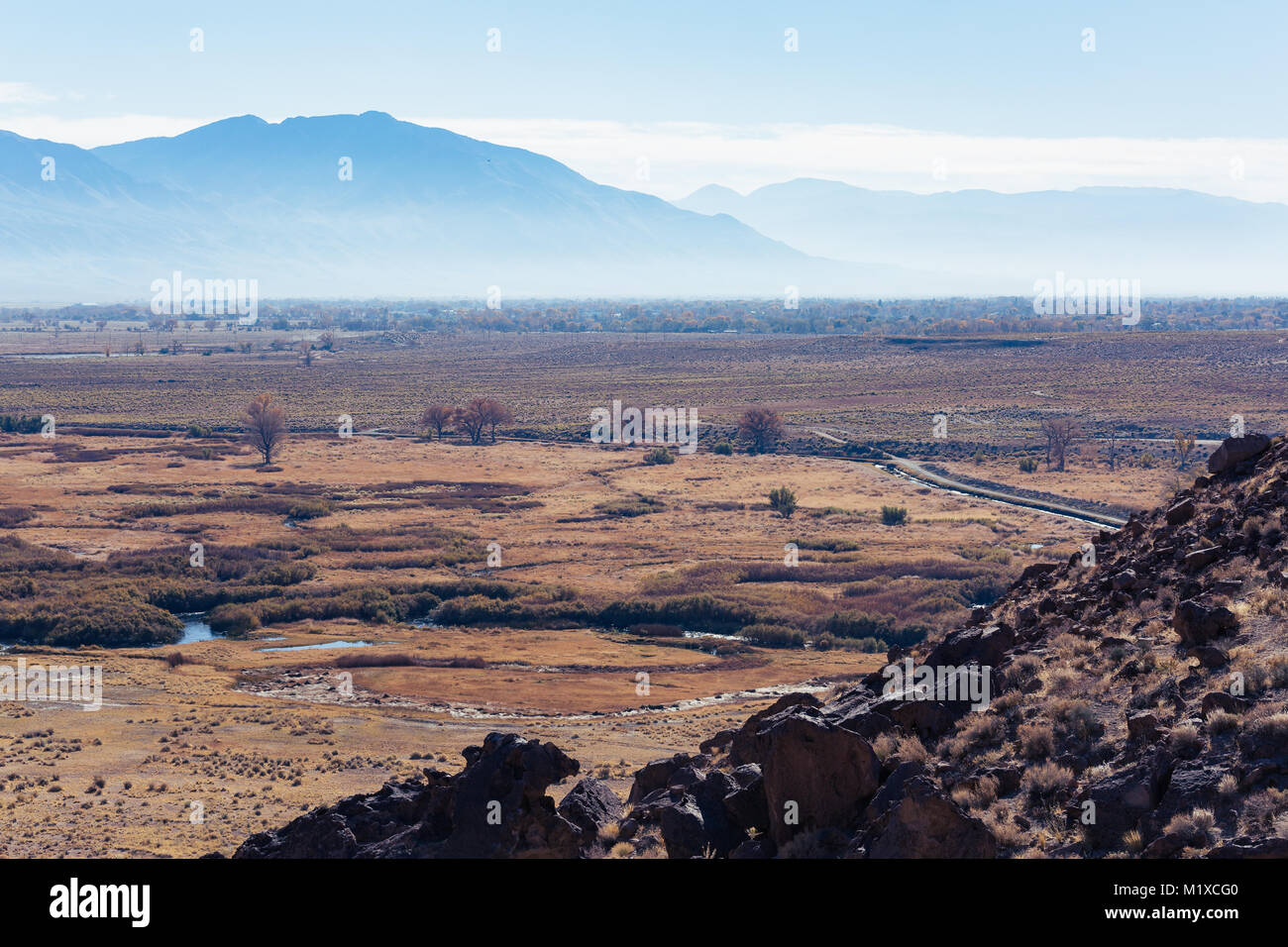 Les plaines brumeuses de la rivière Owens et autour de la ville désertique de l'Évêque, en Californie à l'automne Banque D'Images