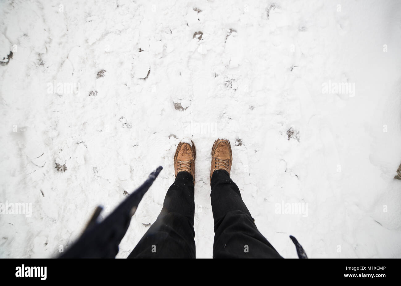 Boots walking in snow Banque D'Images