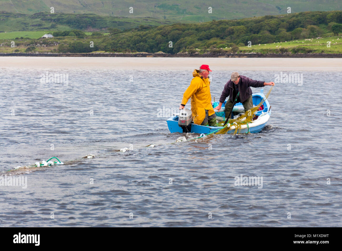 Projet traditionnel des pêcheurs de saumon sauvage net au travail en bateau avec des filets, Ardara, comté de Donegal, Irlande Banque D'Images