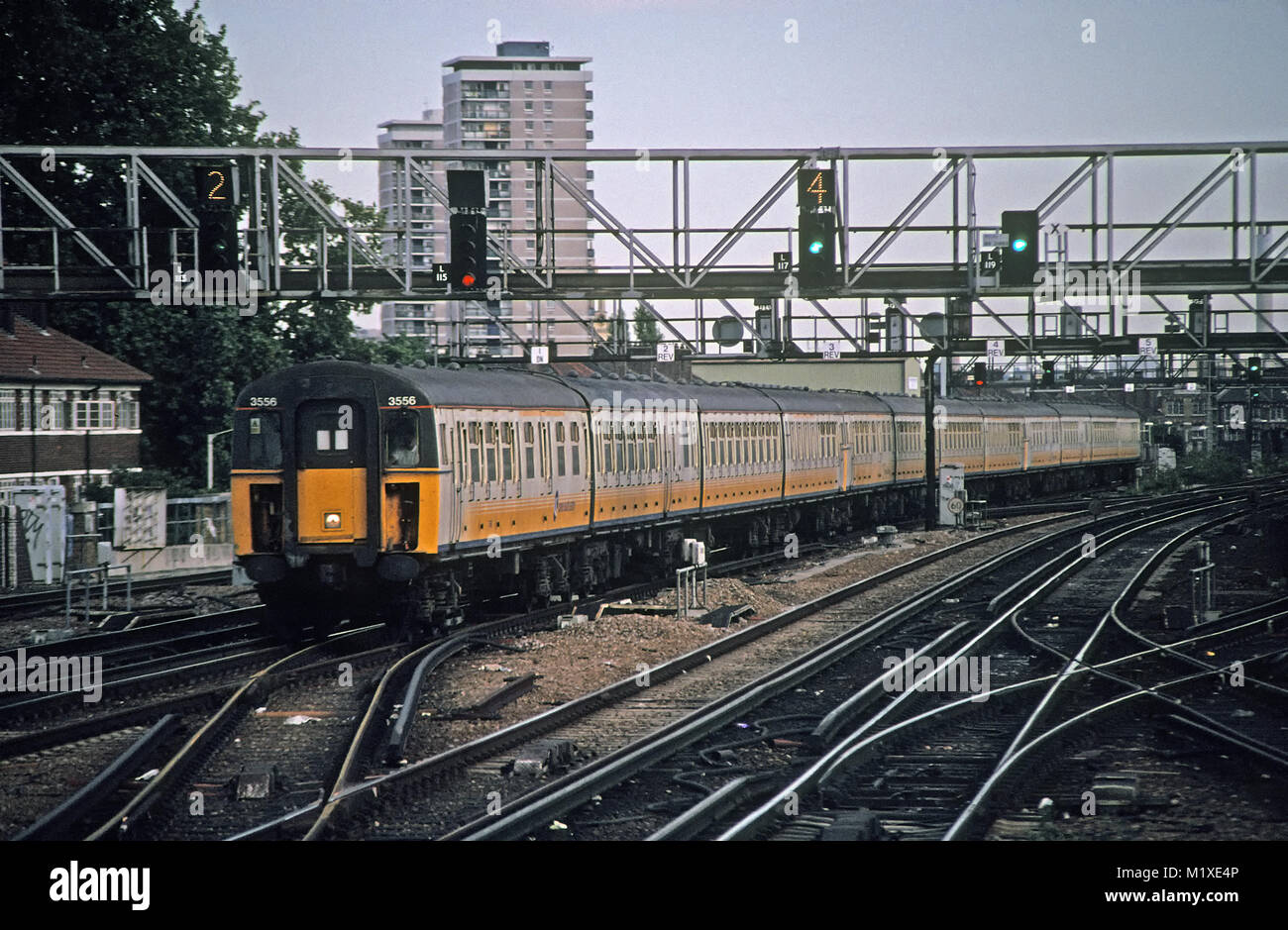 Passager porte Slam train approchant la station London Bridge Banque D'Images