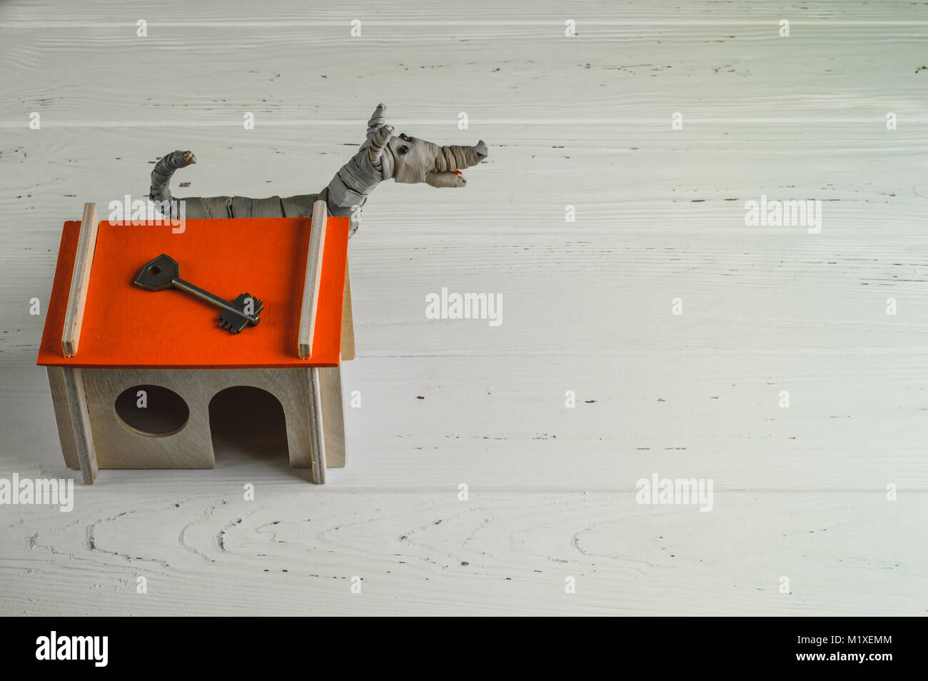 Chien à la maison modèle modèle sur fond de bois Banque D'Images