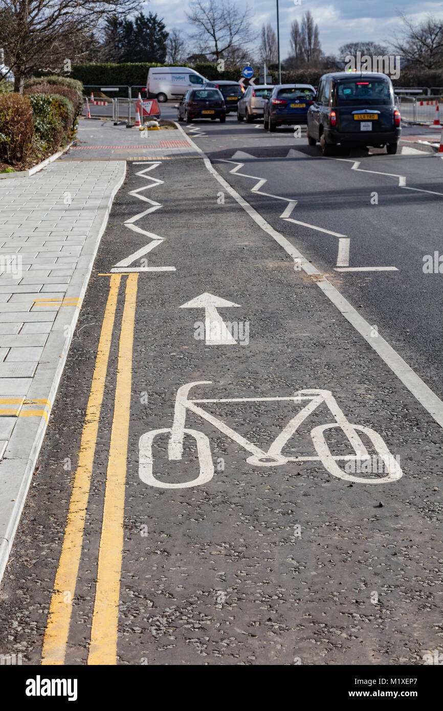Randonnée à vélo nouvellement peint des affiches sur la nouvelle route de modèles dans le centre-ville de Bexleyheath, London, UK Banque D'Images