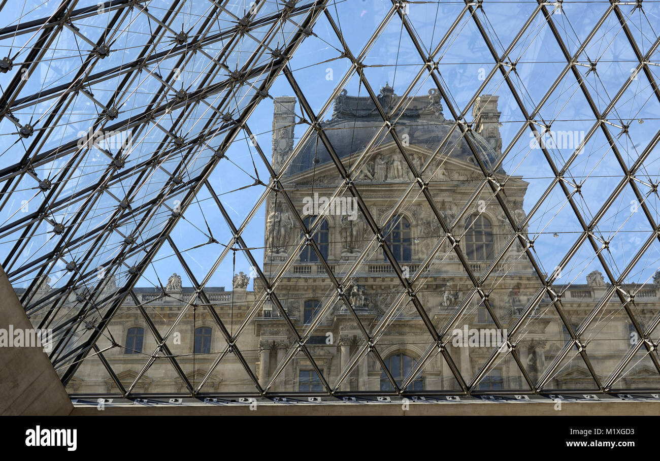 Pyramide de verre d'un Louvre Banque D'Images
