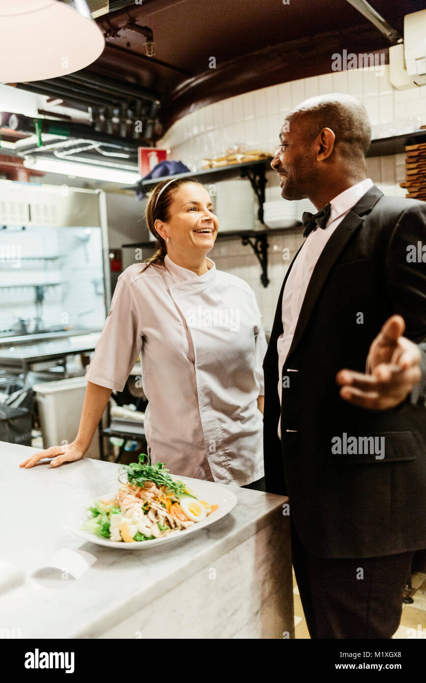 Chef cuisinier et serveur au restaurant en Suède Photo Stock - Alamy