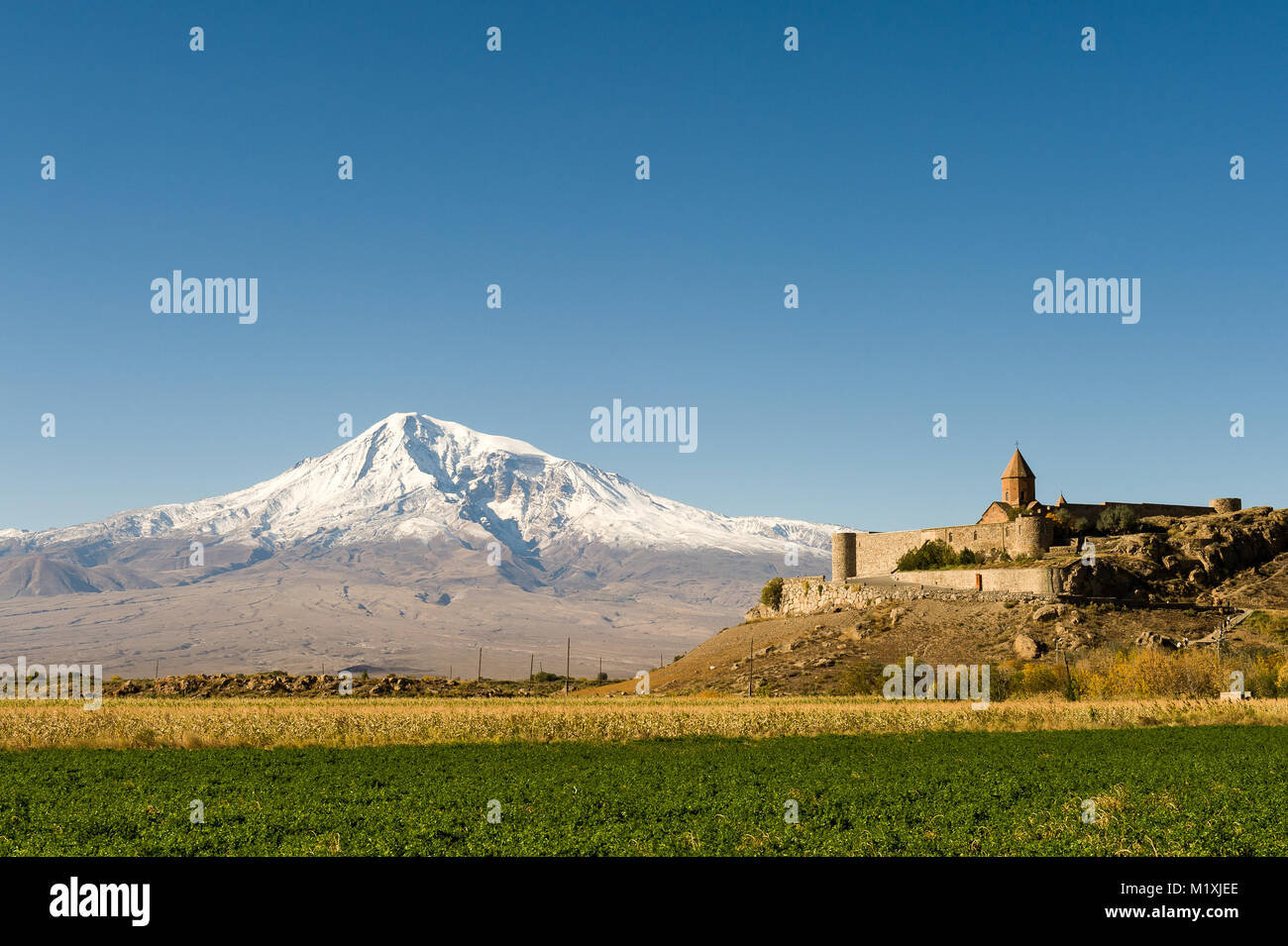 Le mont Ararat est un snow-capped et dormant volcano composé en Armenie. Le monastère de Khor Virap est situé à couper le souffle sur le pied de la montagne. Banque D'Images