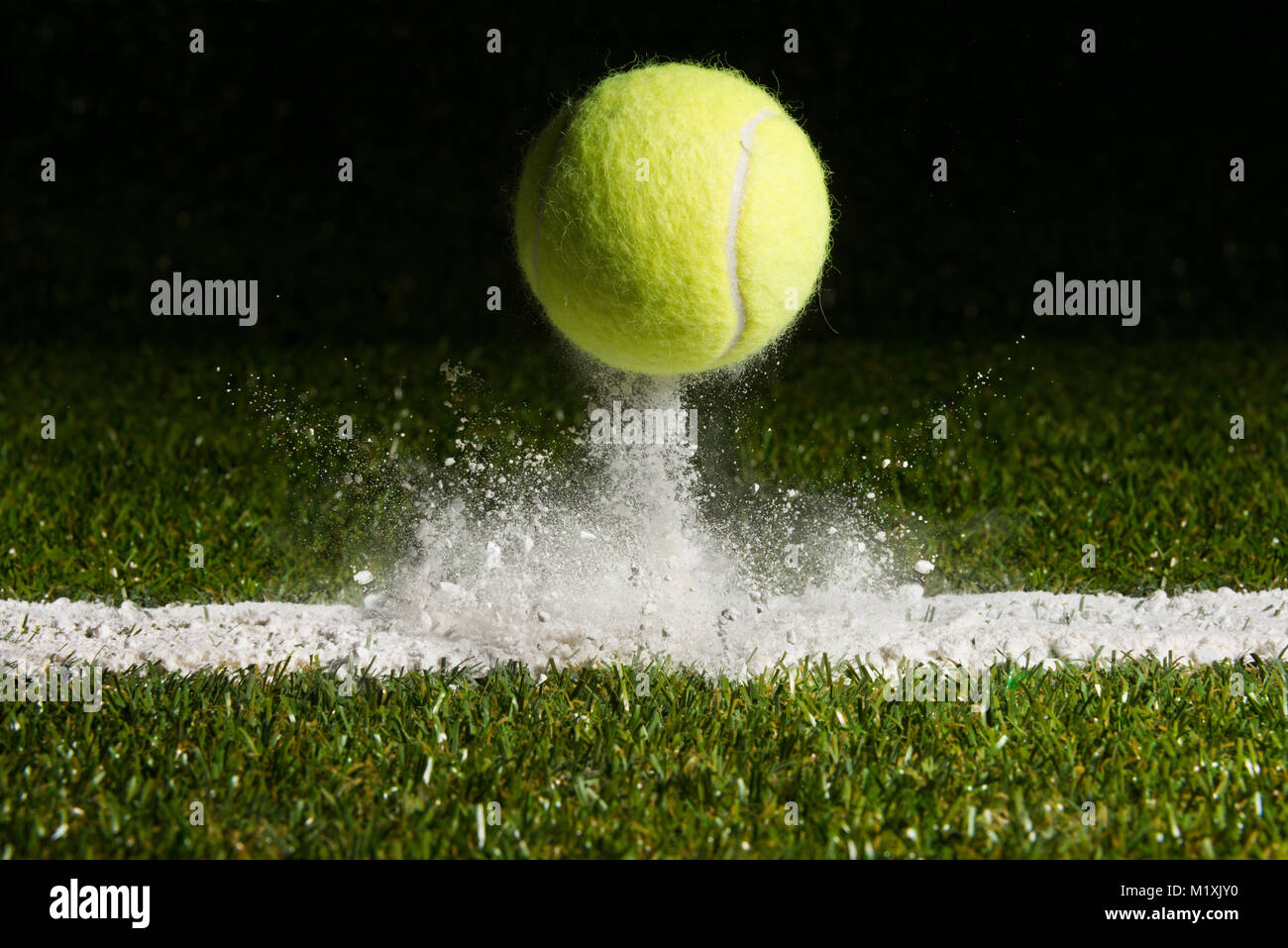 Point de comparaison avec une balle de tennis frapper la ligne Banque D'Images