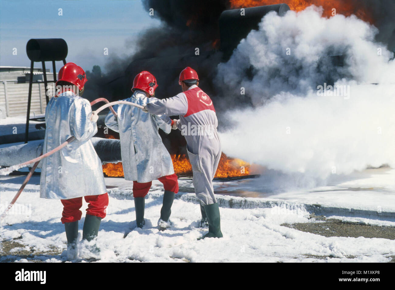 APT, d'incendie et de prévention des accidents pour le personnel de l'école impliqués dans des travaux dangereux, l'extinction d'incendie avec de la mousse (Bornasco, Pavie, Italie) Banque D'Images