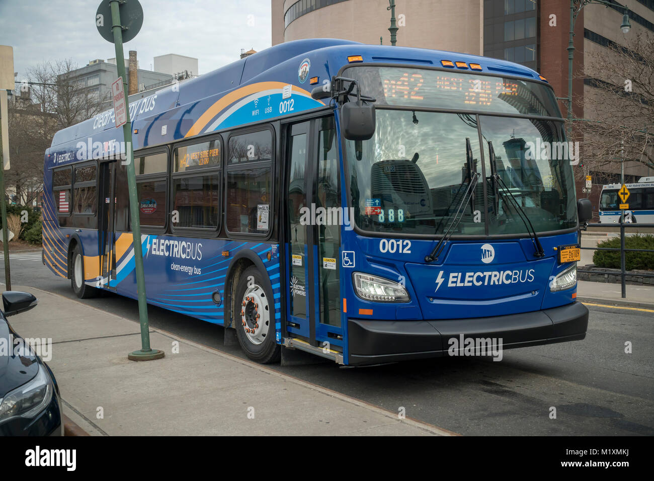 L'un des 10 tout nouveau, tout-électrique Nouveau Flyer Bus test fabriqué à sa borne sur la route M42, à New York, le samedi, Janvier 27, 2018. L'autobus 10 font partie d'un programme pilote de trois ans qui permettra de réduire les émissions ainsi que moderniser le NYCTA's flotte vieillissante. Les nouveaux bus ont wi-fi et ports de charge usb et en fonction des résultats du programme pilote 60 autres sont prévus. (© Richard B. Levine) Banque D'Images