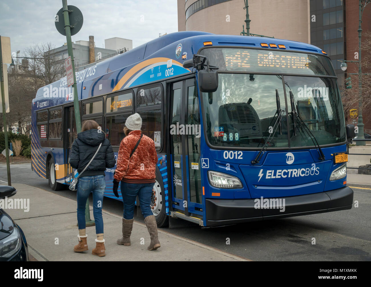 L'un des 10 tout nouveau, tout-électrique Nouveau Flyer Bus test fabriqué à sa borne sur la route M42, à New York, le samedi, Janvier 27, 2018. L'autobus 10 font partie d'un programme pilote de trois ans qui permettra de réduire les émissions ainsi que moderniser le NYCTA's flotte vieillissante. Les nouveaux bus ont wi-fi et ports de charge usb et en fonction des résultats du programme pilote 60 autres sont prévus. (© Richard B. Levine) Banque D'Images