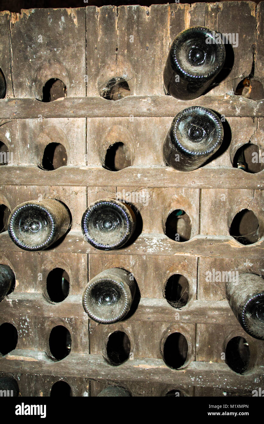 Des bouteilles de vin dans une cave, Tufo, Avellino Campania, Italie Banque D'Images