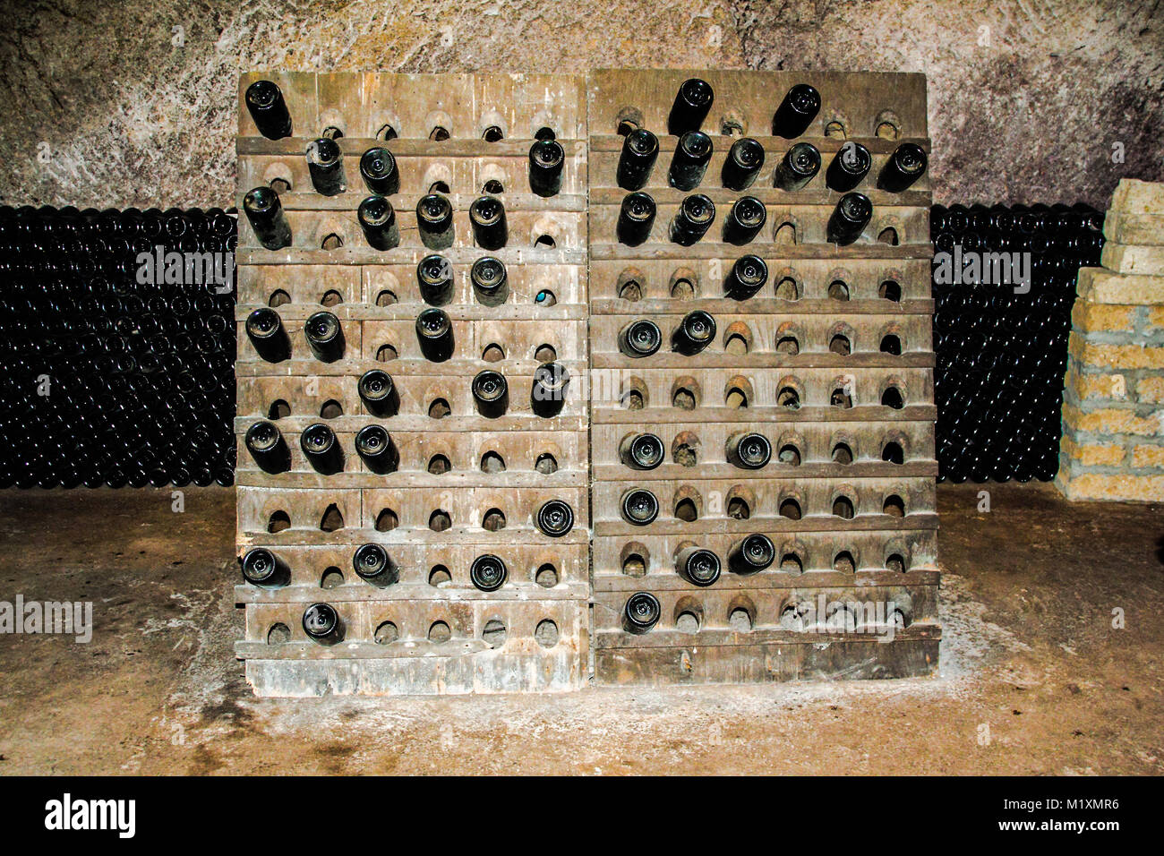 Des bouteilles de vin dans une cave, Tufo, Avellino Campania, Italie Banque D'Images