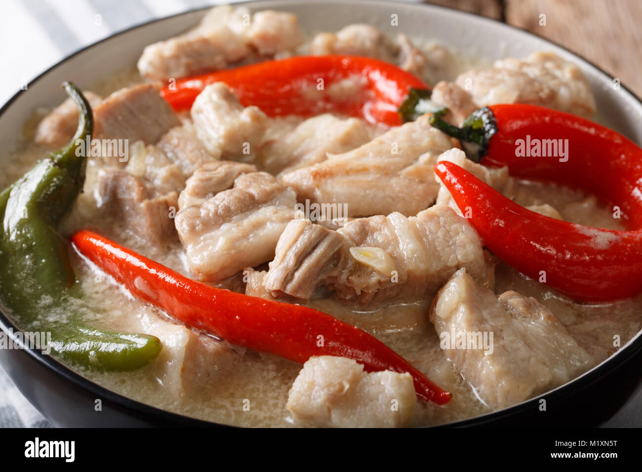 Les Philippines Bicol Express de porc épicé au lait de coco close-up horizontale dans un bol. Banque D'Images