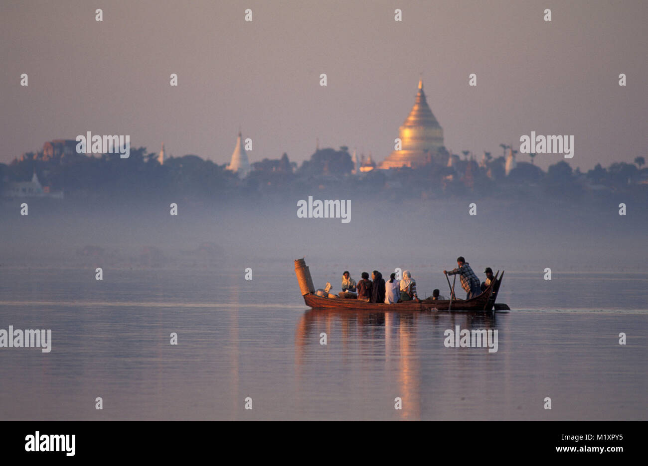 Le Myanmar. Bagan (Pagan) Taxi bateau sur la rivière Ayeyarwady (rivière) Irradwaddy au lever du soleil. Vue sur la pagode Shwezigon (bouddhisme). Banque D'Images