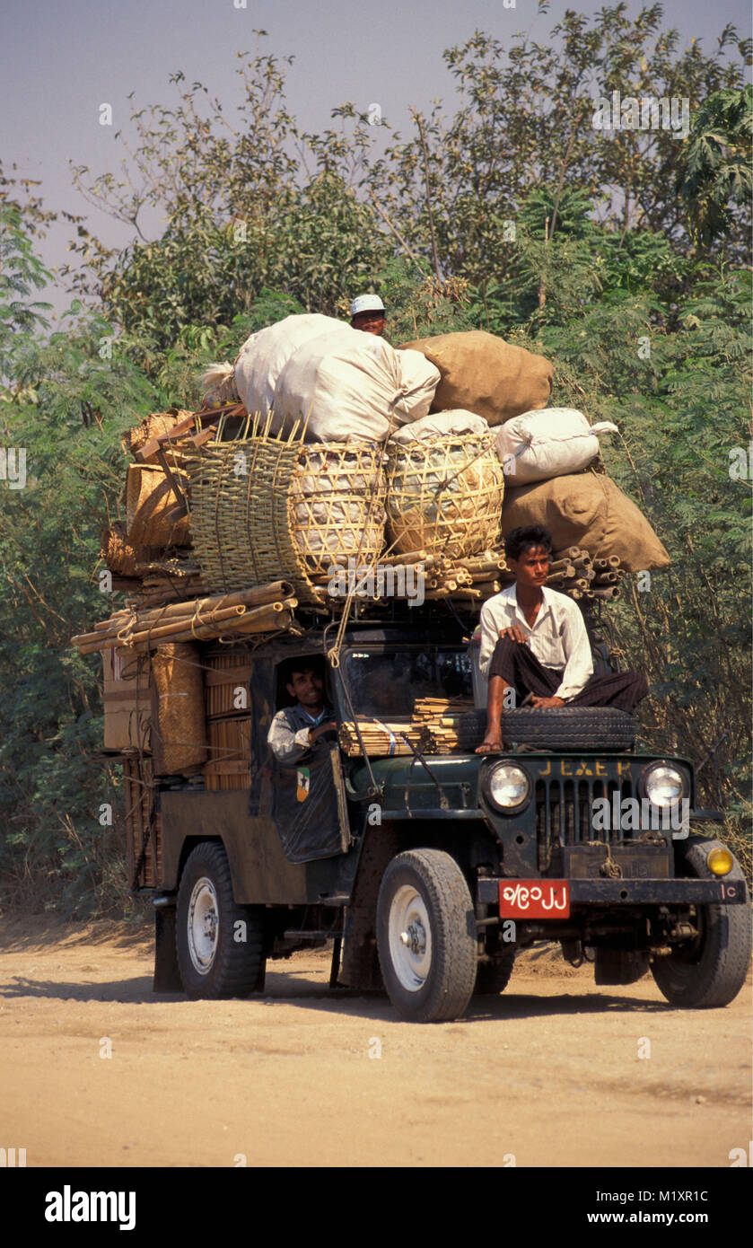 Myanmar (Birmanie). Rhône-Alpes, près de Mandalay. Vieux Willy's jeep pour le transport. Banque D'Images