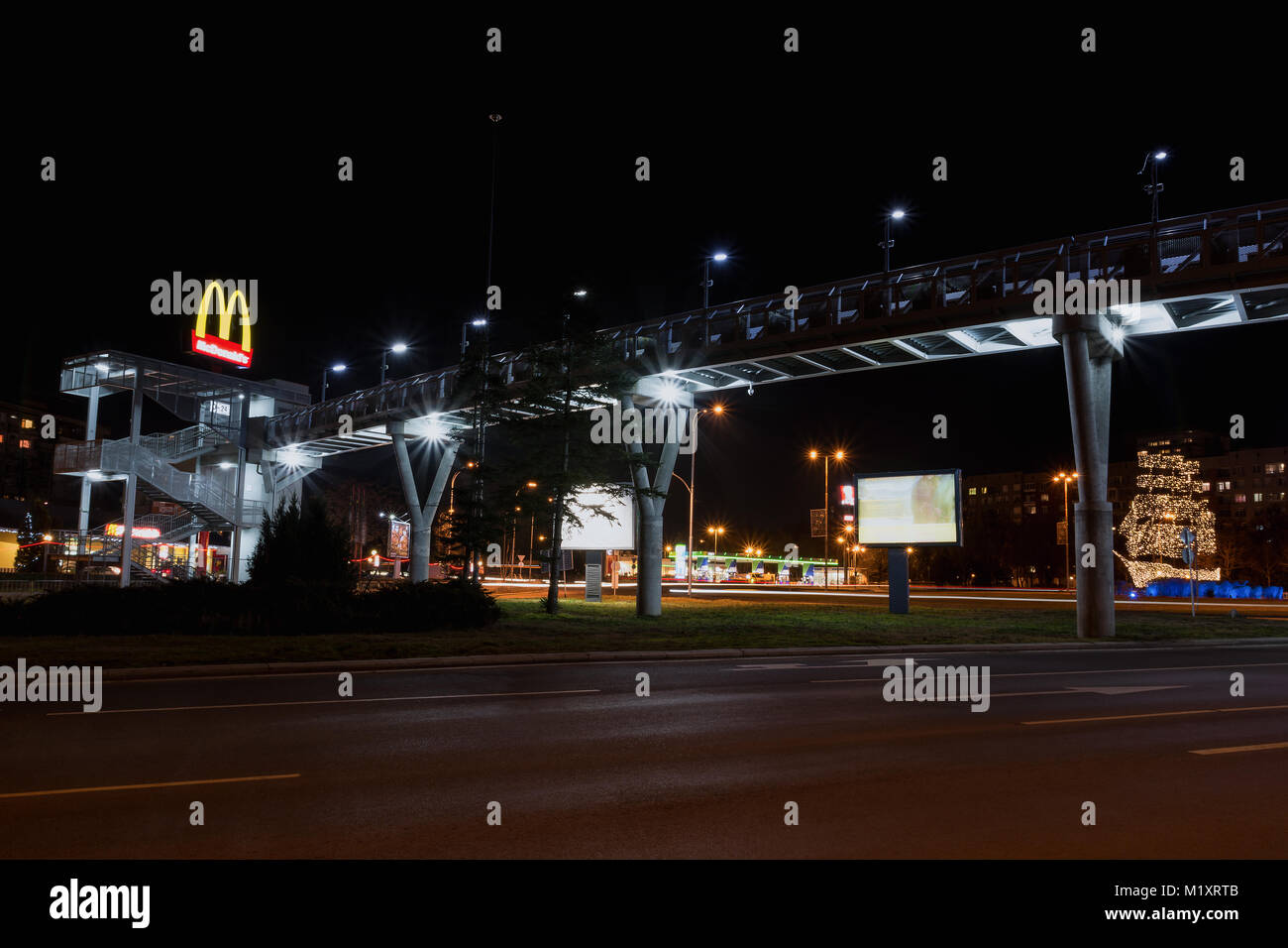 BURGAS, BULGARIE - Février 1, 2018 : le pont piétonnier au-dessus de nuit. Logo du restaurant McDonald. Banque D'Images