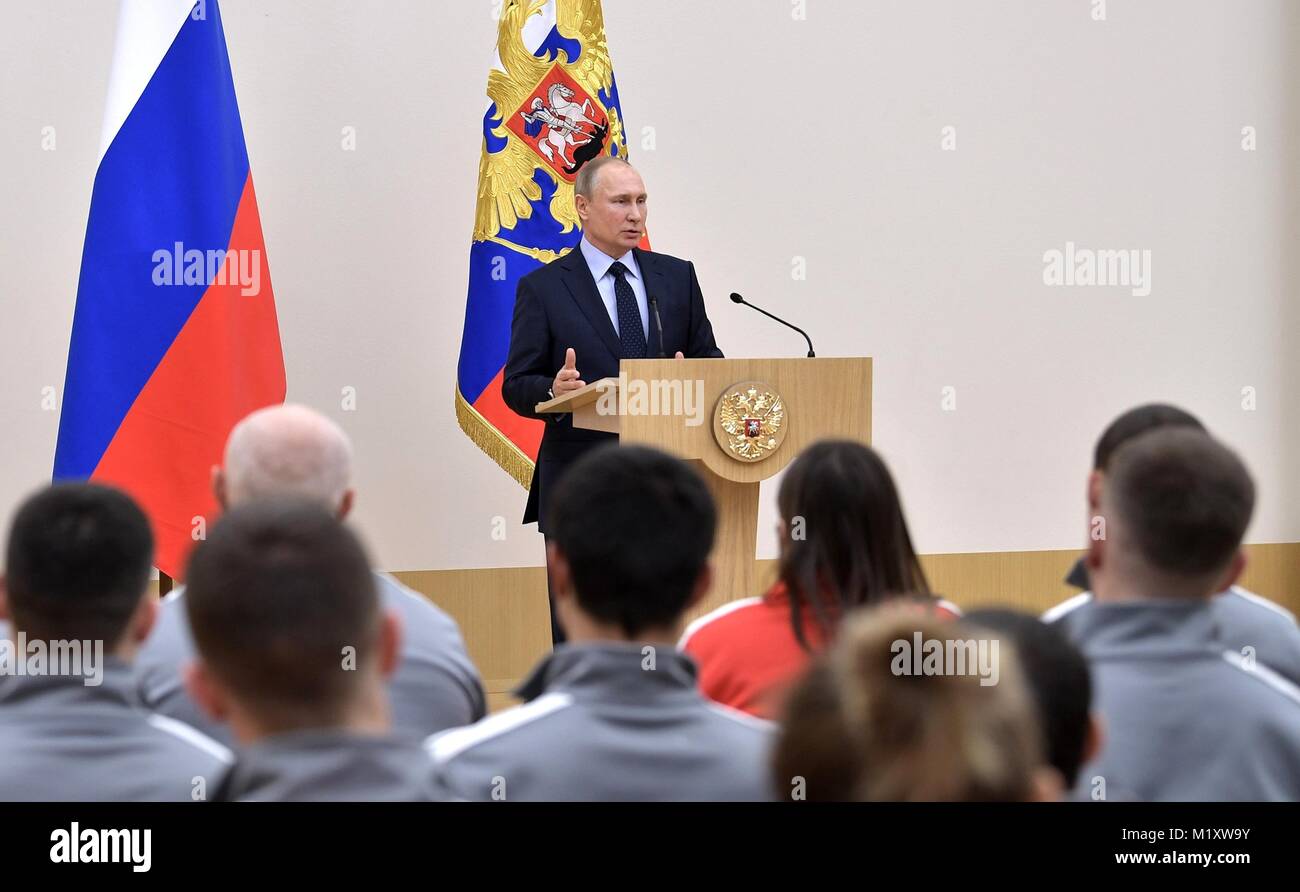 Le président russe Vladimir Poutine aborde les athlètes en compétition dans les Jeux Olympiques d'hiver de PyeongChang 31 janvier 2018 à Novo-Ogaryovo, Moscou, Russie. Banque D'Images