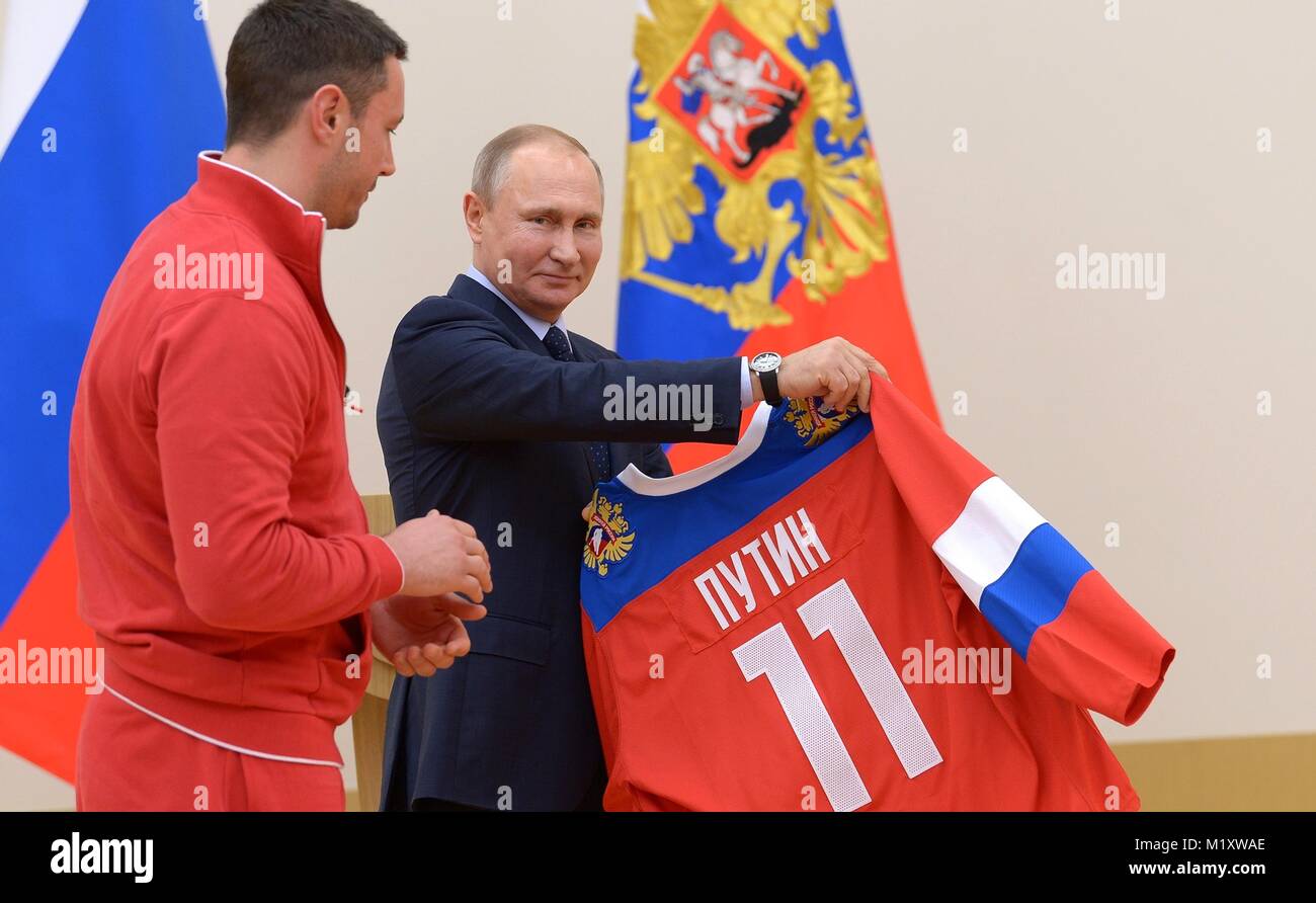 Le président russe Vladimir Poutine reçoit un maillot de l'équipe de hockey sur glace Ilya Kovalchuk, gauche, lors d'une rencontre avec les athlètes en compétition dans les Jeux Olympiques d'hiver de PyeongChang 31 janvier 2018 à Novo-Ogaryovo, Moscou, Russie. Le Comité international olympique a interdit la Russie de faire concurrence pour les athlètes seront présents sous la désignation de l'Athlète Olympique de Russie. Banque D'Images