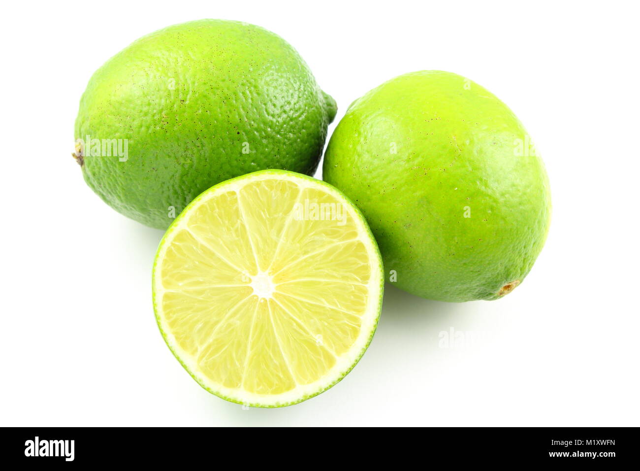 Composition de fruits de citron vert frais isolé sur fond blanc Banque D'Images