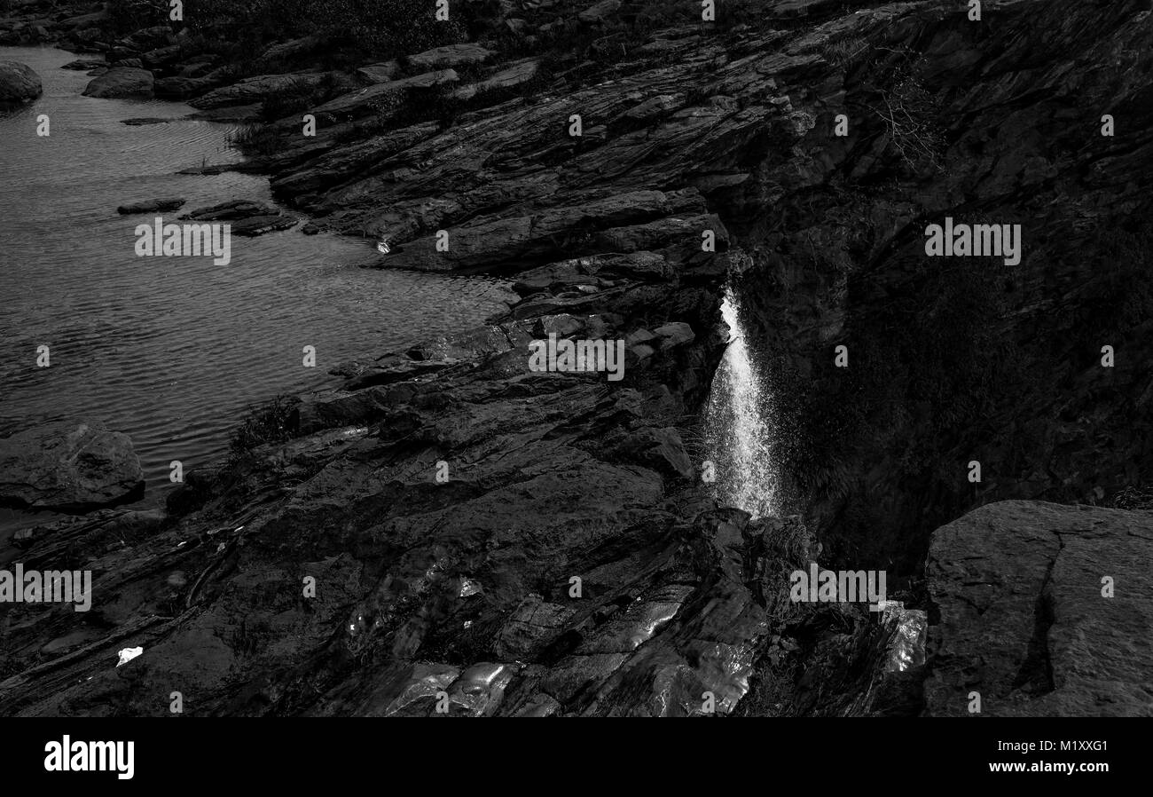 Rock formation sur le sommet des montagnes visibles au fil des ans en été Banque D'Images
