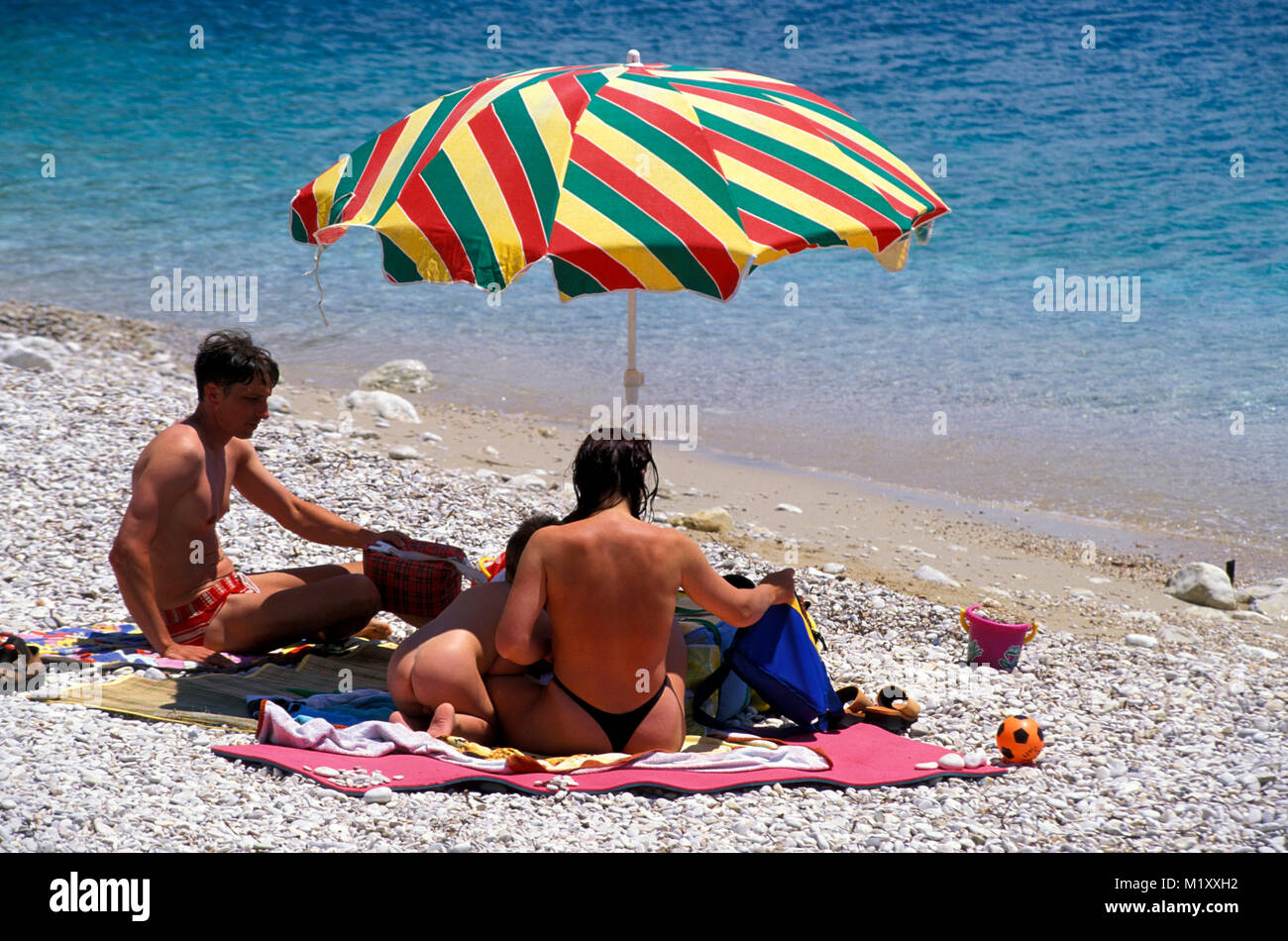 Jeune famille à la plage, Grèce, Europe Banque D'Images