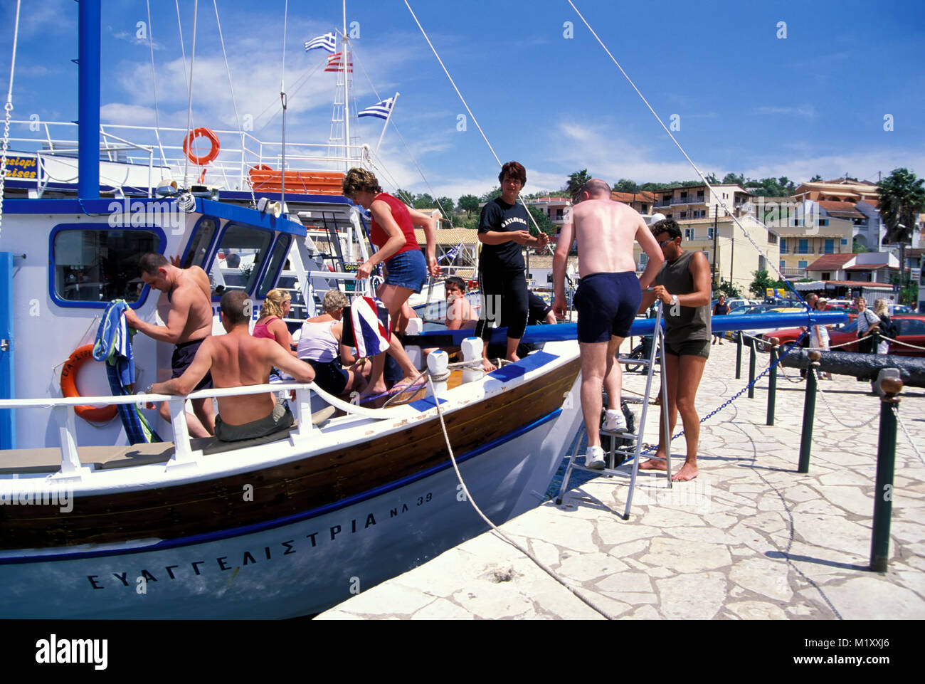 Bateau avec les touristes, le port de Kassiopi, Corfou, Grèce, Europe Banque D'Images
