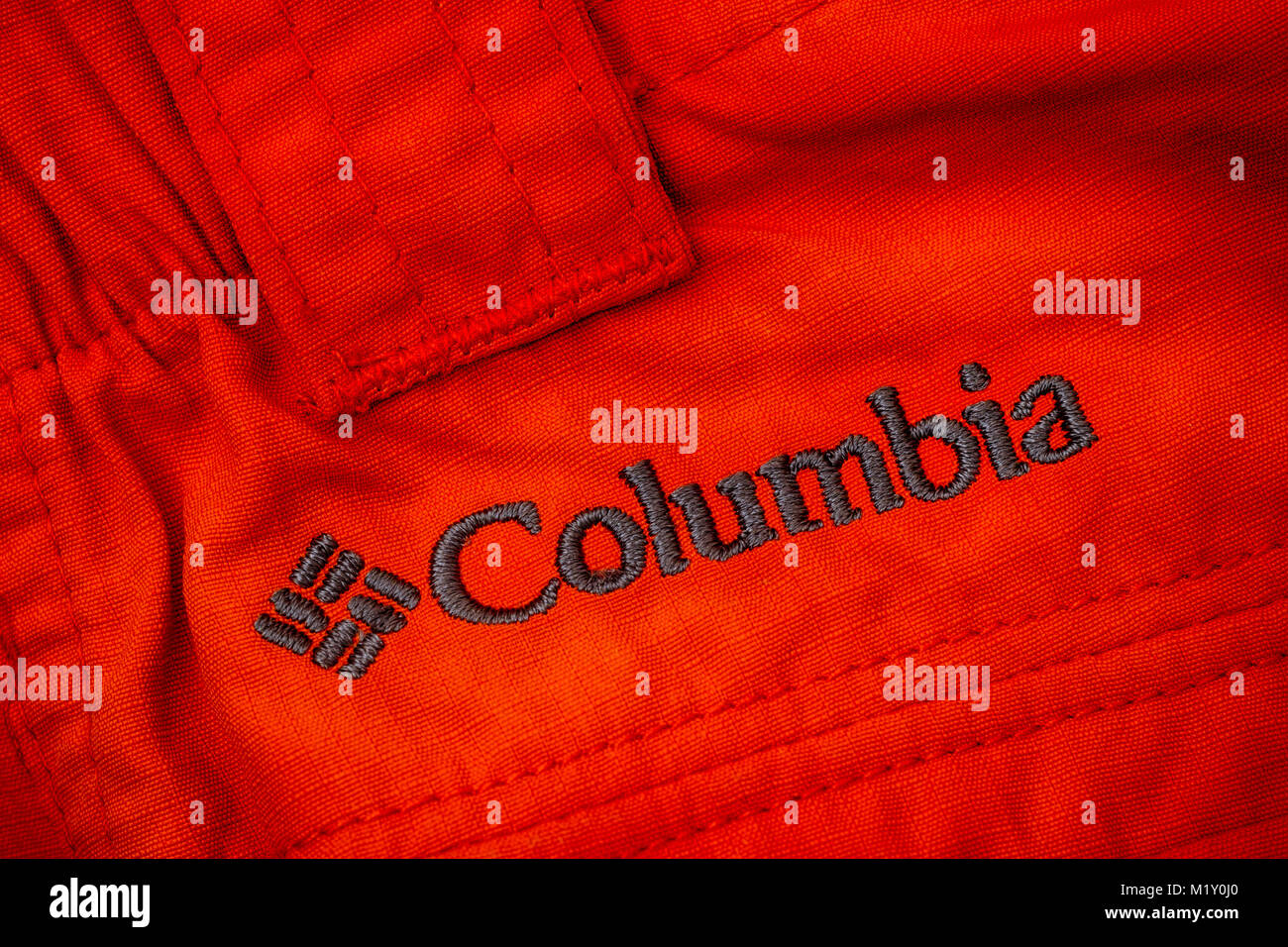 Tambov, Fédération de Russie - Septembre 27, 2017 logo brodé sur Columbia vêtements rouge. Banque D'Images
