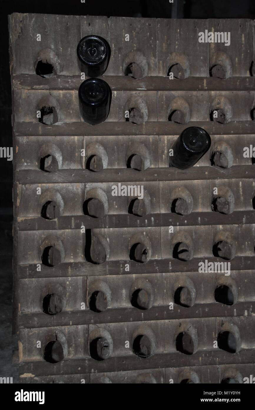 Des bouteilles de vin dans une cave, Tufo, Avellino Campania, Italie Banque D'Images