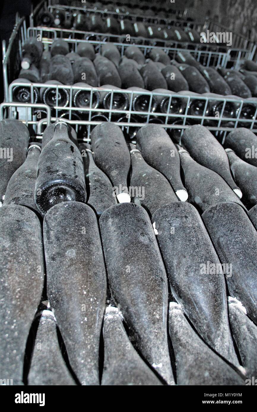 Des bouteilles de vin dans une cave, Tufo, Avellino Campania, Italie Banque D'Images