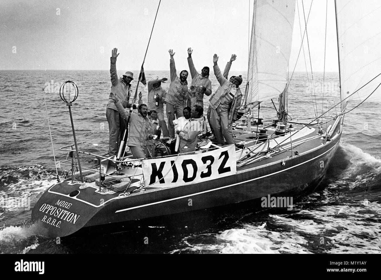 AJAXNETPHOTO. 1976. PORTSMOUTH, Angleterre. Location - TRAVERSE - FINITION PLUS D'OPPOSITION. SKIPPER:ROBIN KNOX JOHNSTON. PHOTO:JONATHAN EASTLAND/AJAX Banque D'Images