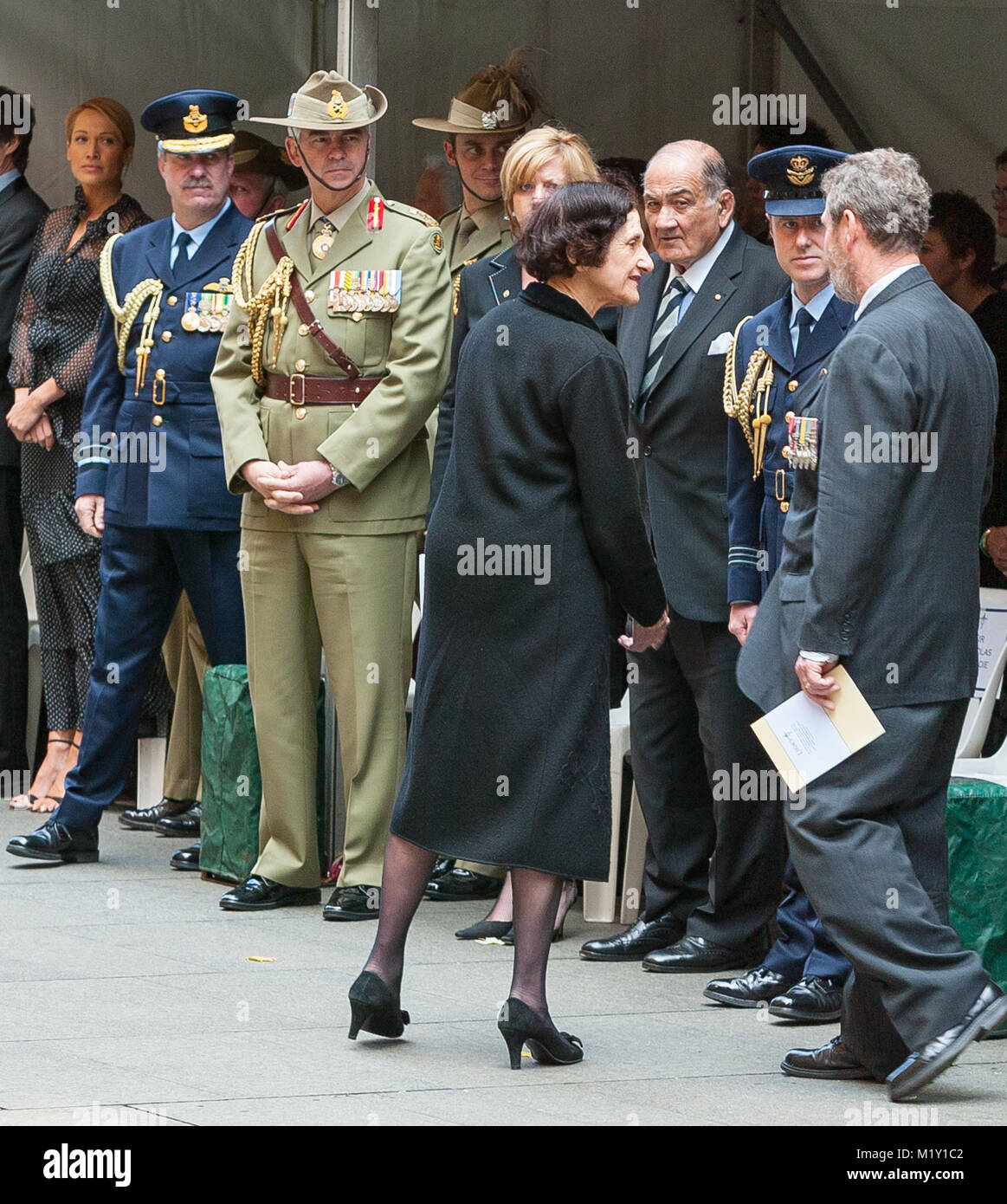 La Semaine de l'héritage est lancé à Martin Place Sydney en Australie pour 2006. L'événement annuel populaire est bien connu dans toute l'Australie pour l'insigne des vendeurs qui recueillent des fonds du public pour aider le personnel des services de l'Australie est retourné et leurs proches. Sur la photo : Marie Bashir et les invités. Banque D'Images