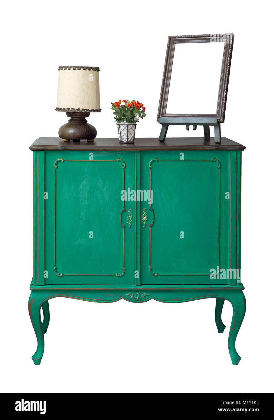 Vert en bois vintage avec empty wooden ornate brown cadre photo de bureau, semoir, fleurs et une lampe de table isolé sur blanc y compris l'écrêtage Banque D'Images