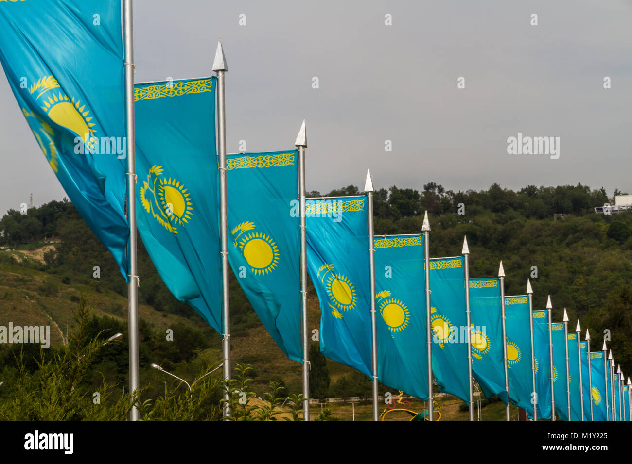 Ligne de drapeaux kazakh bleu et jaune dans le vent, Almaty, Kazakhstan, en Asie. Banque D'Images