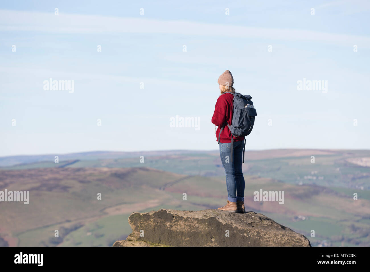 UK, Derbyshire Peak District, parc national, un walkder article en admirant la vue de Stanage Edge. Banque D'Images