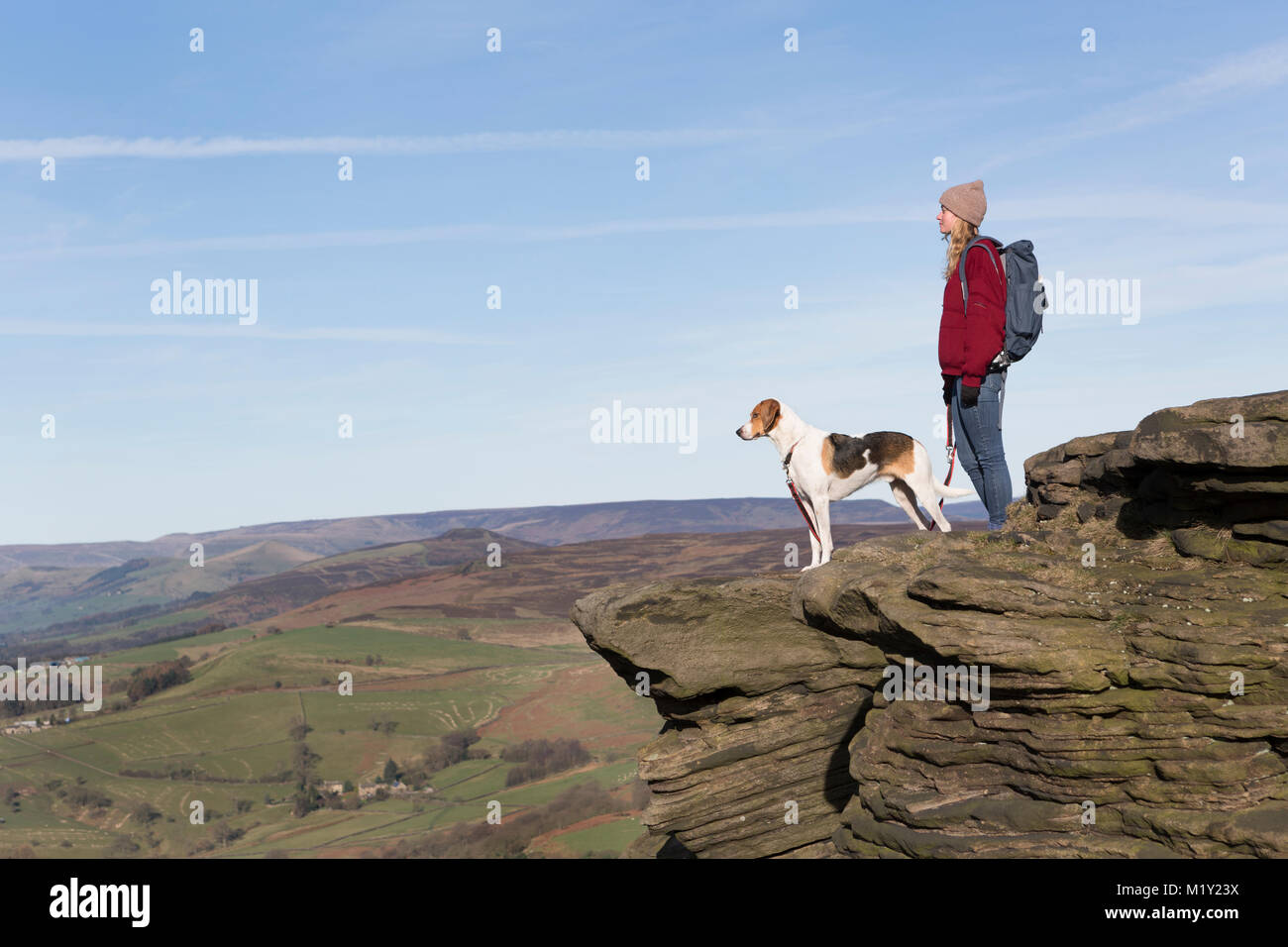 UK, Derbyshire Peak District, parc national, d'une marchette et son chien admirant la vue de Stanage Edge. Banque D'Images