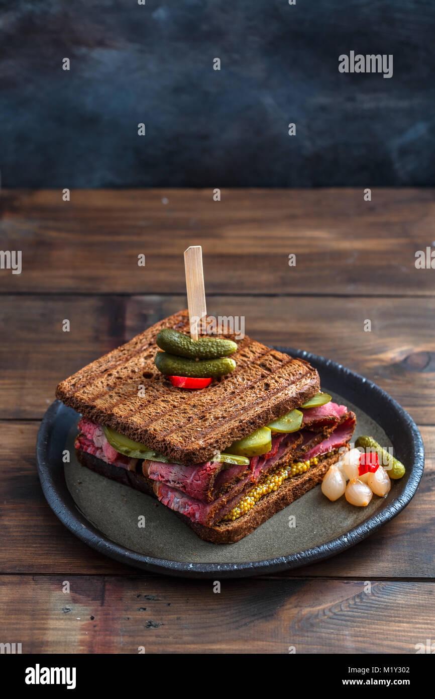 Sandwich au pastrami avec cornichon, la vue de dessus Banque D'Images