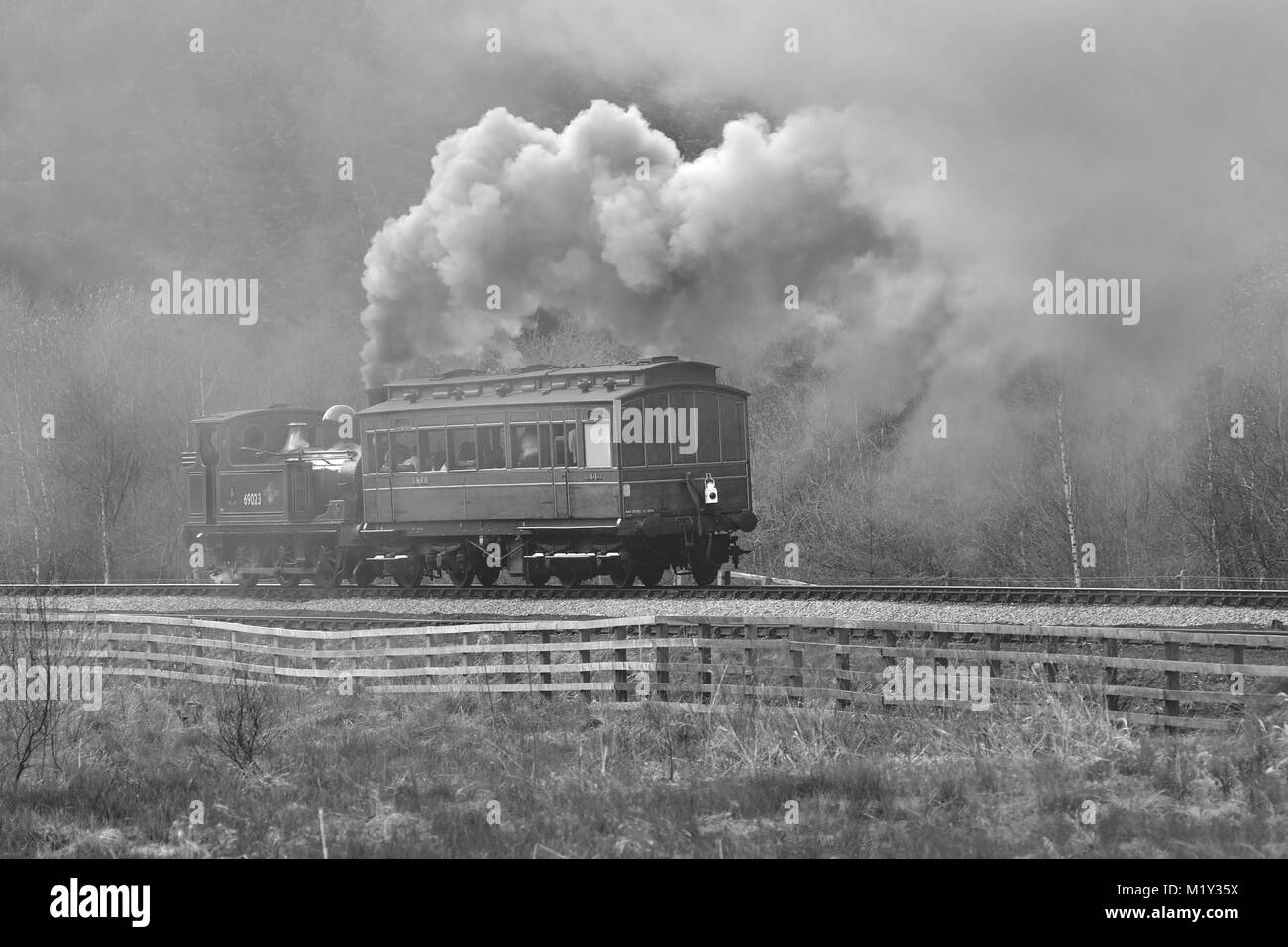 L'exécution de première classe de soute, LNER J72 Pas de '69023' Joem fait un smoky départ de Levisham station sur le North Yorkshire Moors Railway. Banque D'Images