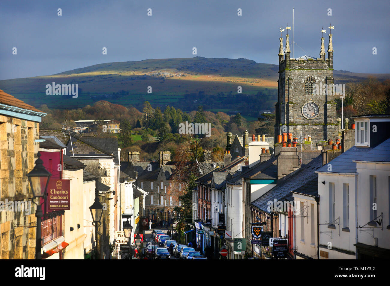 Vue de dessus de la rue de l'Ouest à Tavistock, Devon, montrant l'église paroissiale de Tavistock Dartmoor National Park, avec en arrière-plan. Banque D'Images