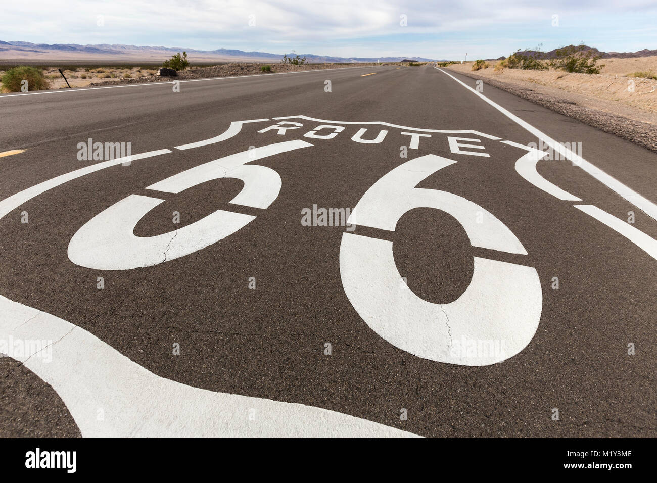 Signe de la chaussée de la route 66 près de Amboy dans le désert de Mojave en Californie. Banque D'Images