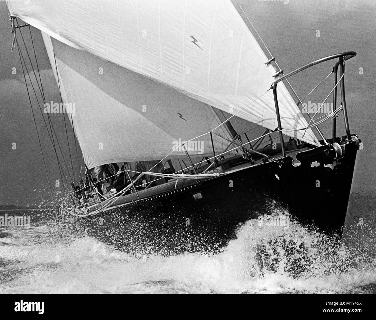 AJAXNETPHOTO. SOLENT, Portsmouth, Angleterre. - ATLANTIC TRIANGLE RACE 1976 - Pen Duick VI À L'arrivée / SKIPPER : Eric Tabarly (FRA) PHOTO:JONATHAN EASTLAND/AJAX REF:ATR 2 76 Banque D'Images